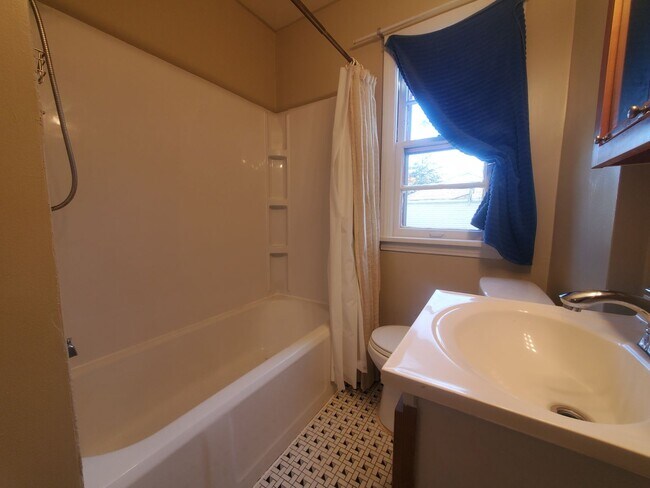 Building Photo - 3 Bedroom Single Family