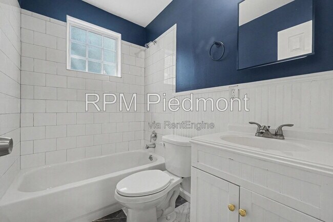 Building Photo - 1231 Stoneybrook Dr SE