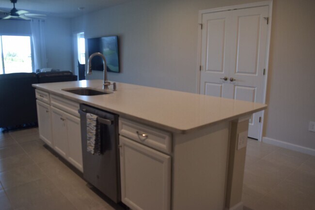Building Photo - Stunning and elegant fully furnished 3/2/2 villa with Pool, hot tub & Lake views