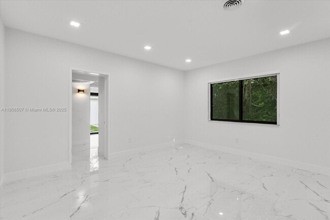 Building Photo - 112 E 1st Ct