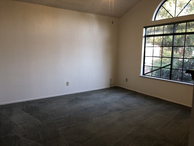 Building Photo - 1635 E Eastbrook Ave