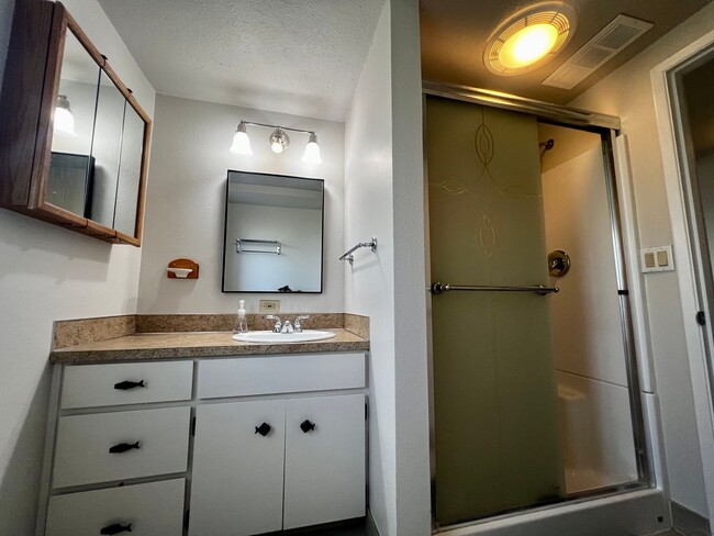 Building Photo - Beautiful North Hill Home Near Vincent Park!