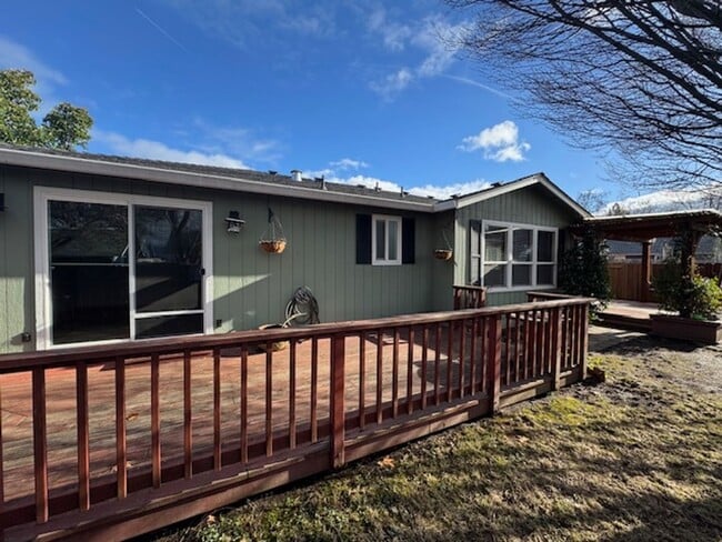 Building Photo - 3-BEDROOM HOME LOCATED ON QUIET CUL-DE-SAC- GARAGE CONVERTED TO ANOTHER ROOM OR STORAGE USE