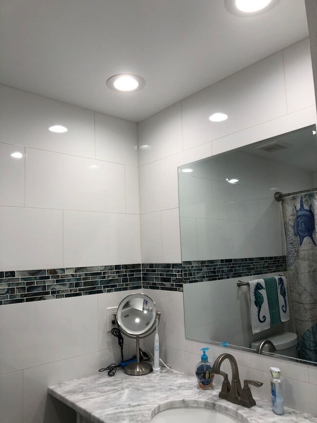 Building Photo - EASTWOOD SHORES TOWNHOUSE