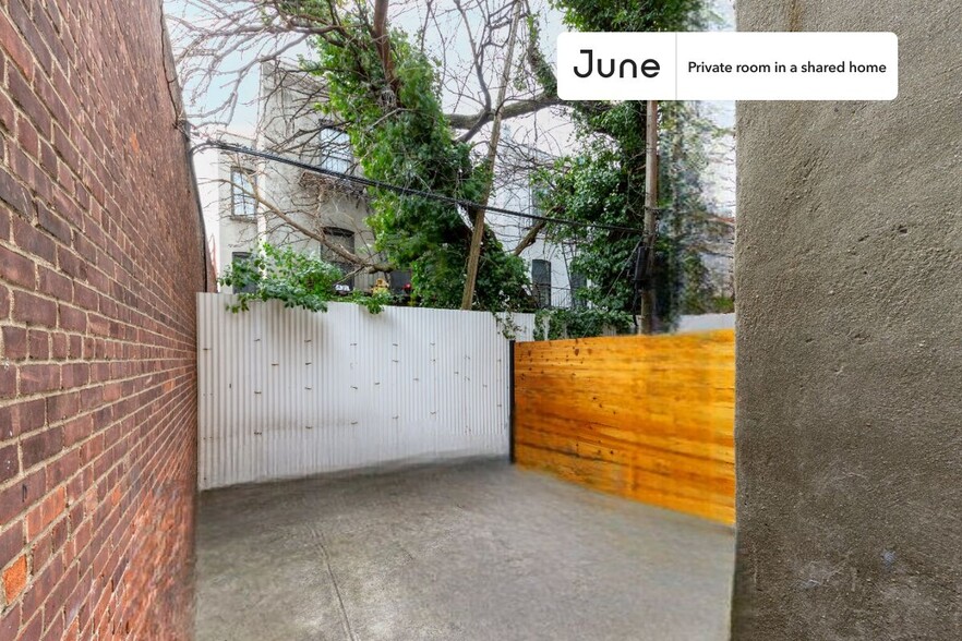Building Photo - Private bedroom in 4 bed/2 bath Home