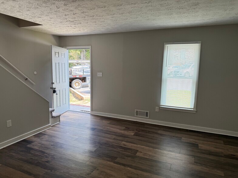 Living area - 1071 Oakland Ave SE