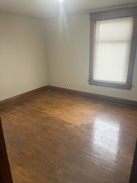 Building Photo - 607 N Sycamore St