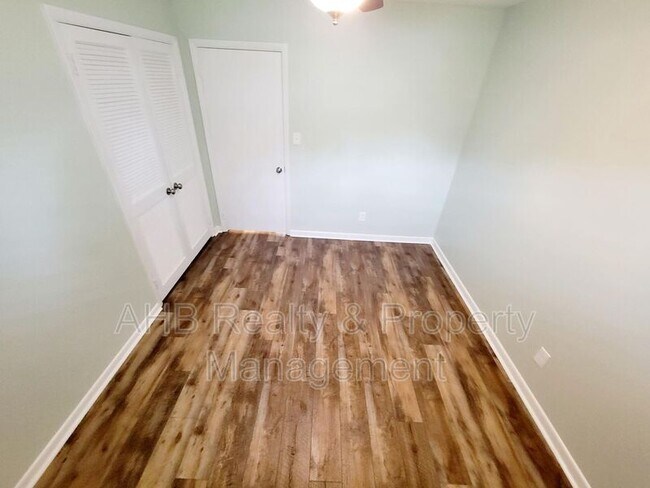 Building Photo - 2404 Blanche Dr