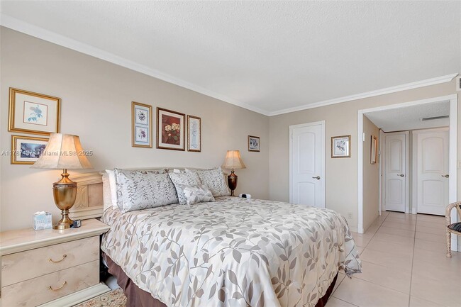 Building Photo - 3140 S Ocean Dr