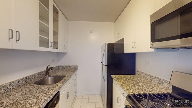 Building Photo - 247 W 87th St