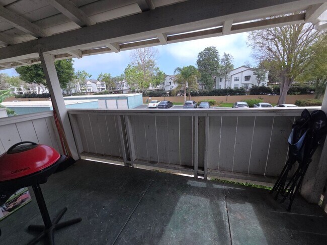 Building Photo - Spacious 2 Bedroom 2 Bath Upstairs Condominium