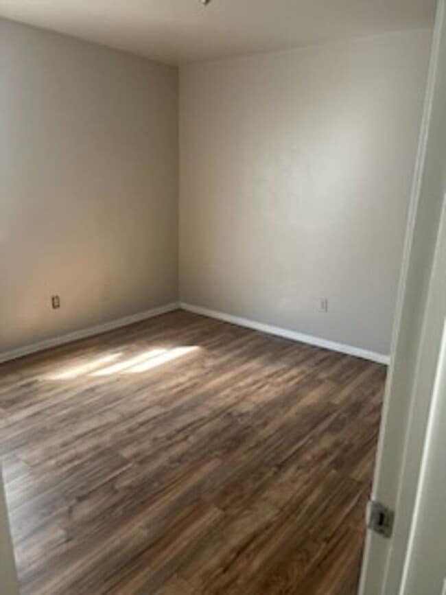 Building Photo - 2701 Poplar Cir