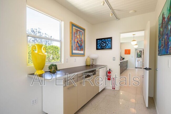 Building Photo - 2204 W Acacia Rd