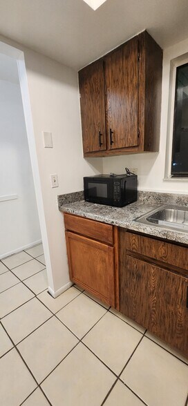 Building Photo - 1552 University Ln