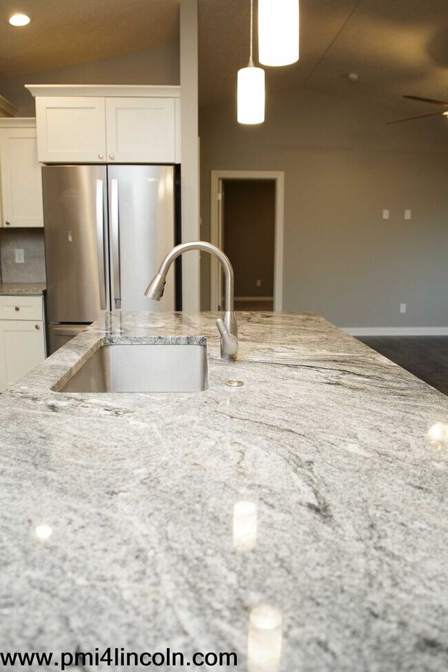 Building Photo - 9800 S 72 St – 5 beds/3 baths/ 3-stall