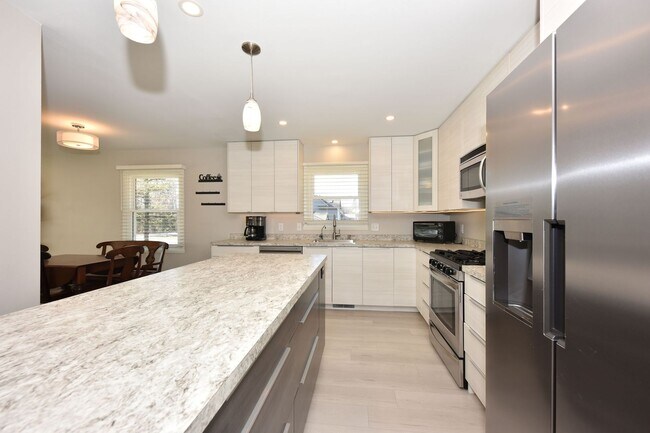 Building Photo - Furnished Mequon 4 bedroom ranch