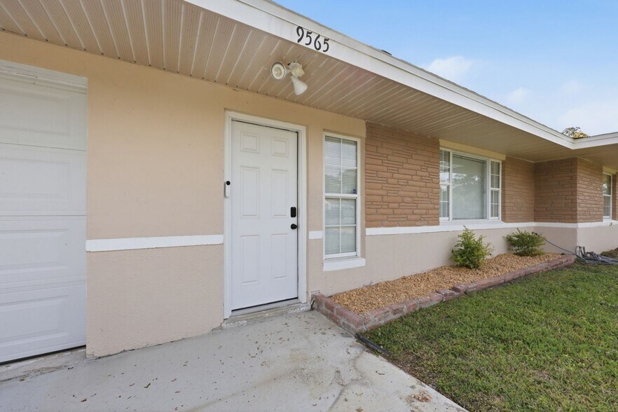 Building Photo - 9565 Carbondale Dr W
