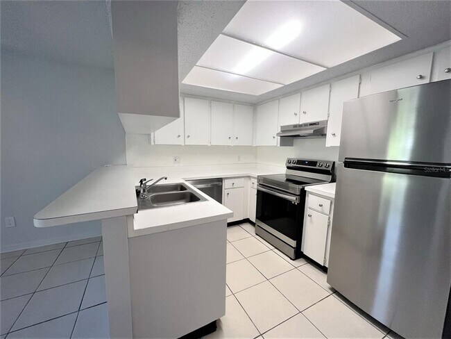 Building Photo - 3153 Bloomingdale Villas Ct