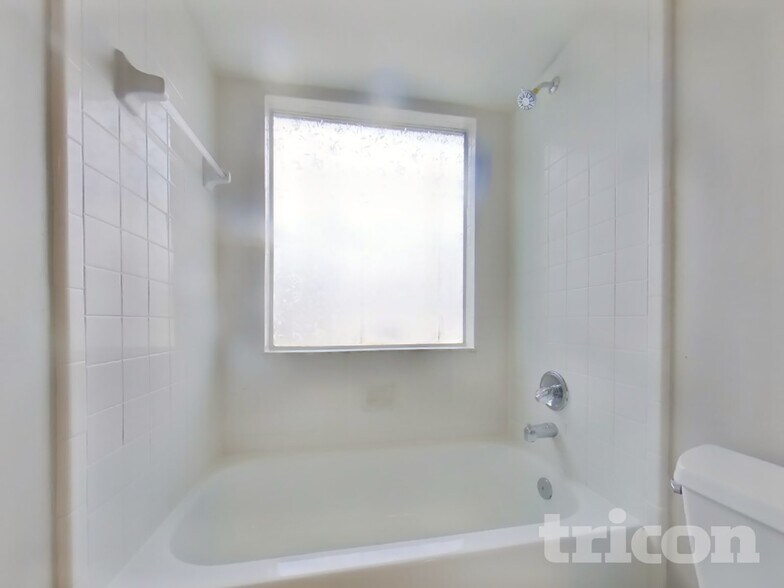 Building Photo - 1990 Turnberry Dr