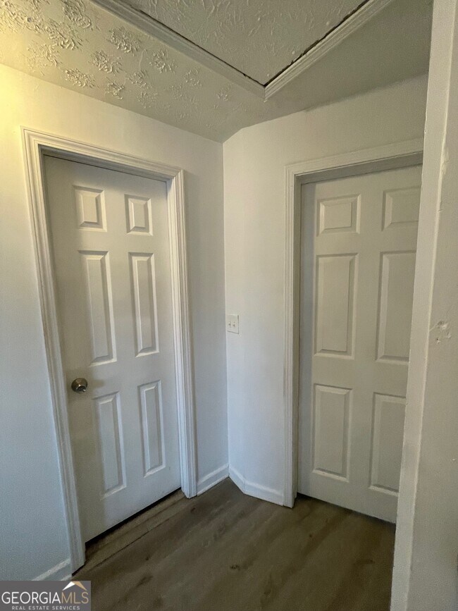 Building Photo - 405 N Park St