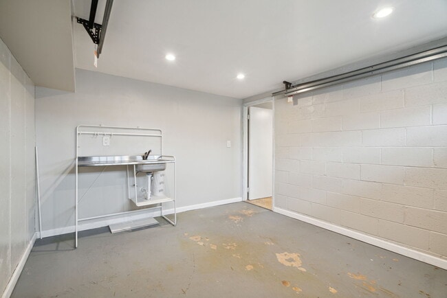 Garage with Kitchenette - 100 Rennard Ter