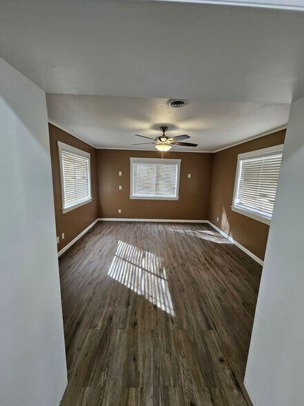 Building Photo - 1080 Hillside Dr