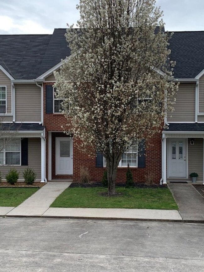 Building Photo - SPACIOUS TOWNHOME IN THE CITY