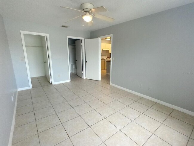 Building Photo - 2550 N Alafaya Trail