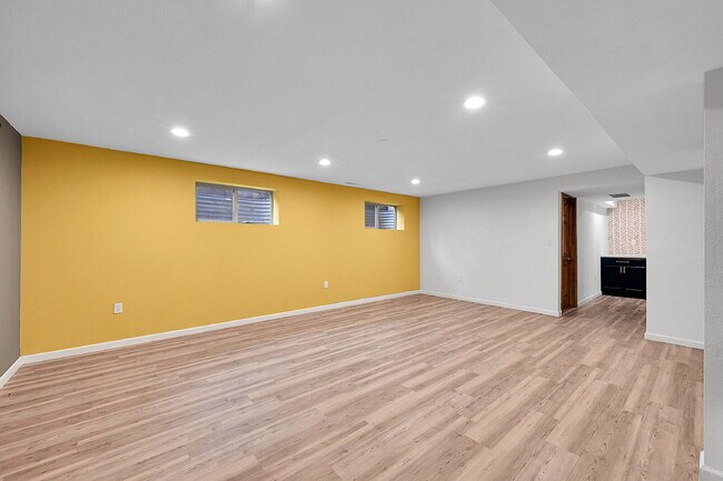 Building Photo - $2,895.00, 4 bed, 3.5 bath, located in Col...