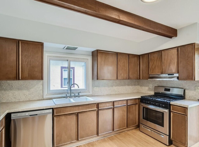 Spacious Kitchen - 901 21st Ave SE