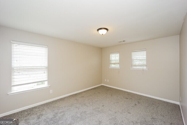 Building Photo - 30 Timber Ln