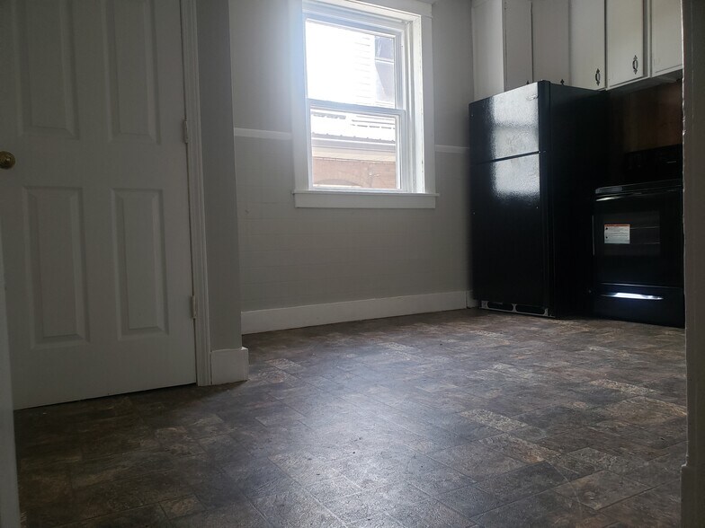 Building Photo - 1015 W High St