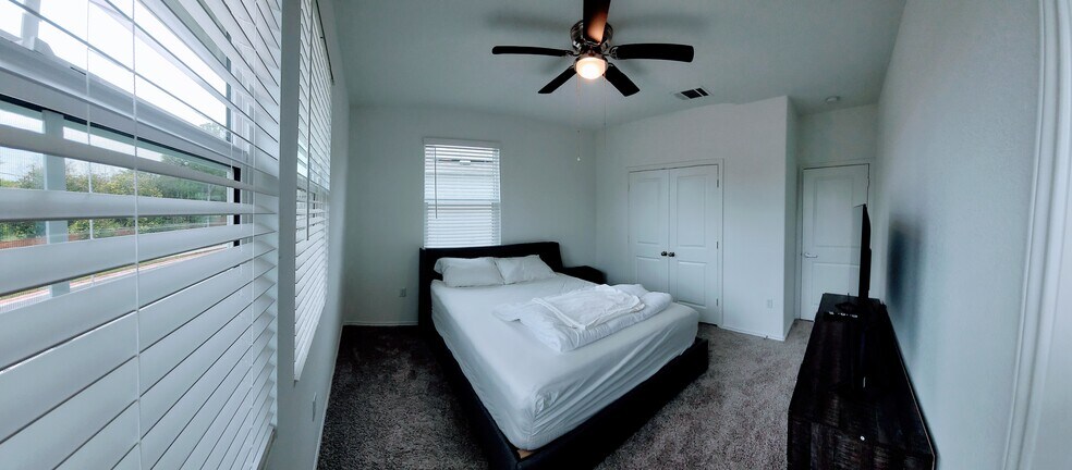 Building Photo - 1100 Winnie Dr