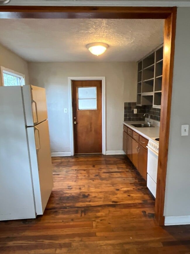 Building Photo - 2 bed 1 bath house- Walk to stadium! Available Mid-May!
