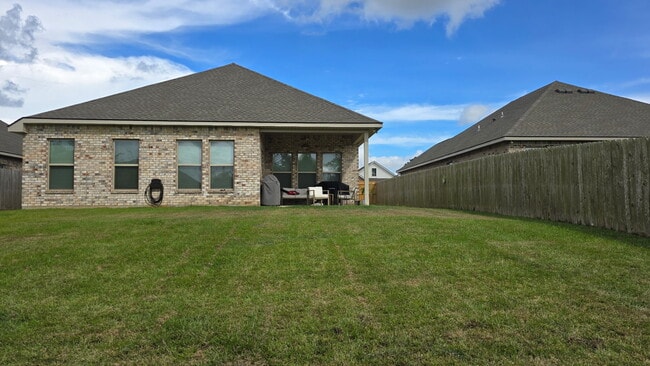 Building Photo - 23553 District Dr