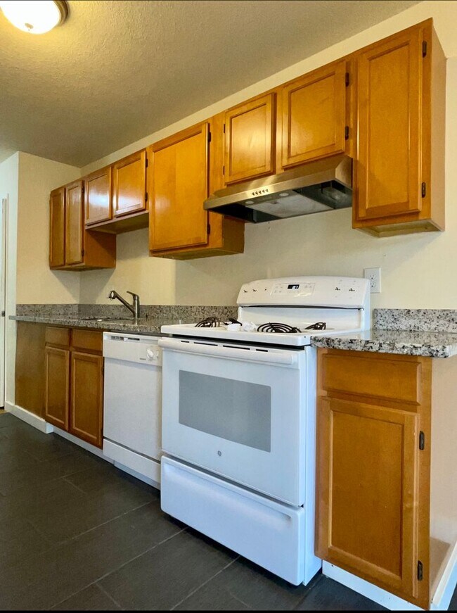 Building Photo - Spacious Top Floor One Bedroom With Front ...