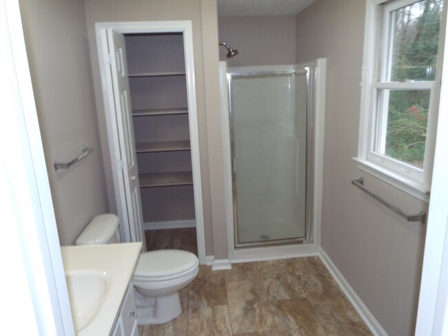 Building Photo - Convenient in Midtown!