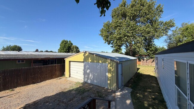 Building Photo - AVAILABLE NOW - Recently Renovated, Charming 2-Bedroom Home in the Heart of Pasco::