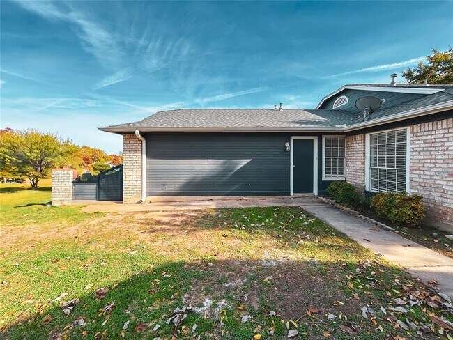 Building Photo - 1815 Gracy Farms Ln