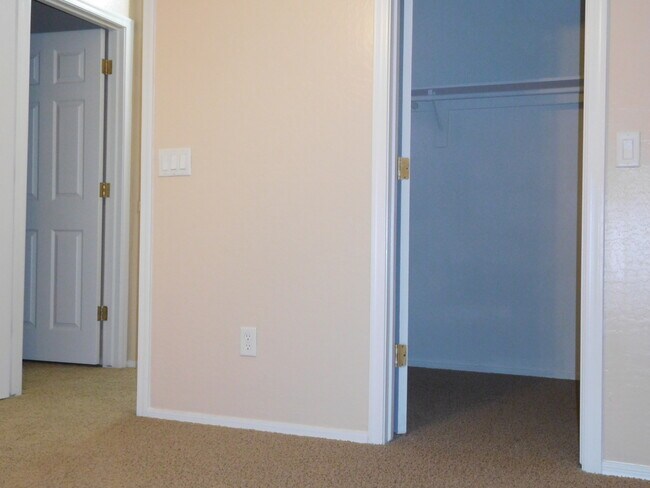 Building Photo - Amazing 4 bedrooms, 3 bathrooms house in P...