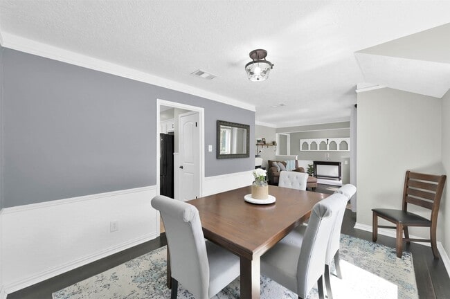 Building Photo - 223 Birchwood Dr