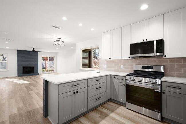 Building Photo - 9717 Anderson Village Dr