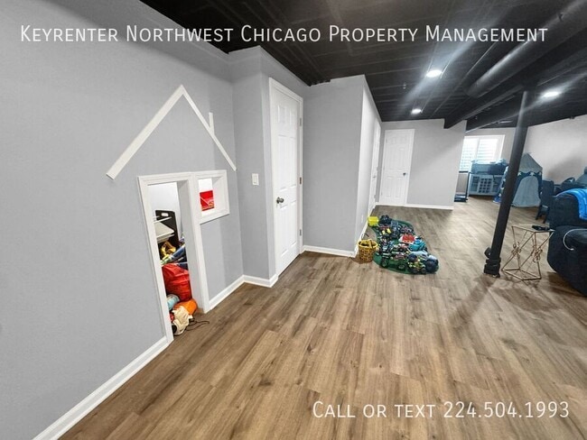 Building Photo - 142 Roslyn Pl