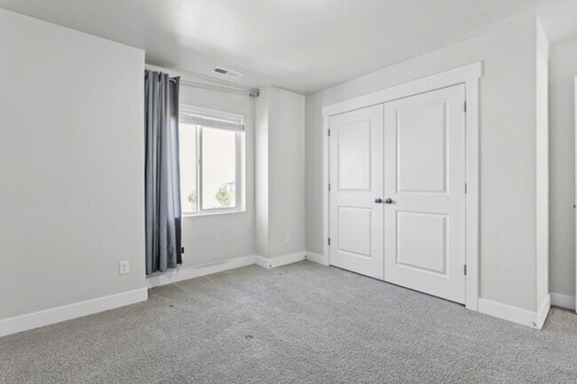 Building Photo - Large luxurious house with view of beautiful Utah Lake!