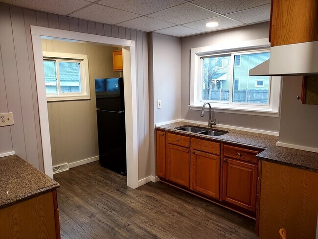 Building Photo - Welcome to your new home! 2 bed 1 bath single family house