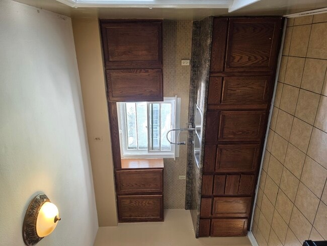 Building Photo - 427 N Henrietta Ave