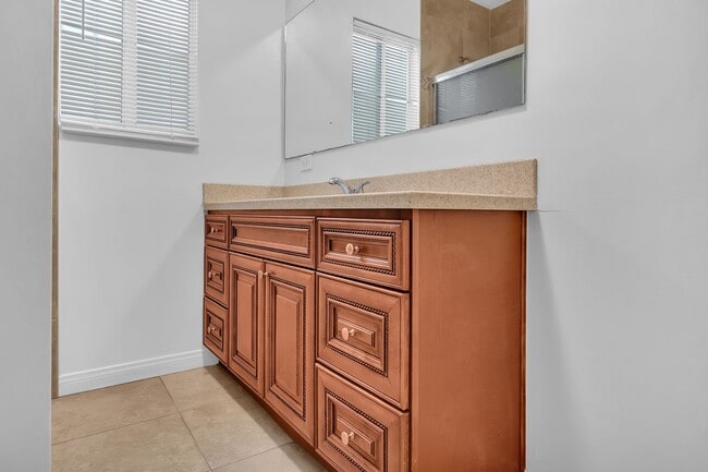 Building Photo - 447 E 101st St