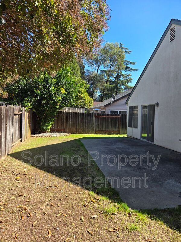 Building Photo - 203 Catalpa Ln