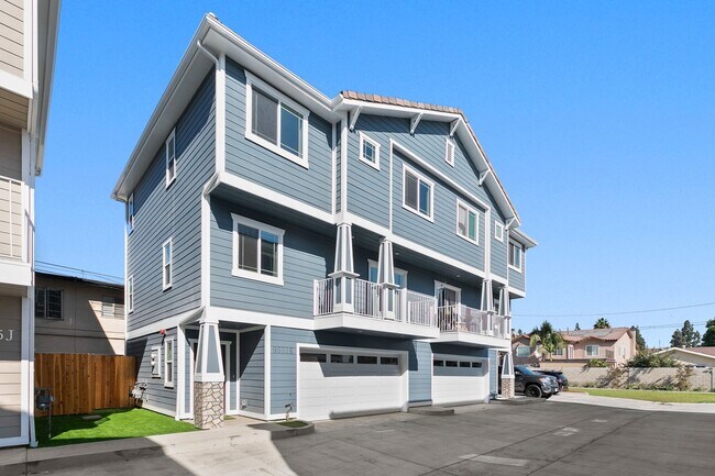 Building Photo - 3 Bedroom & 2.5 Bathroom Townhome with 2 Car Garage & Laundry