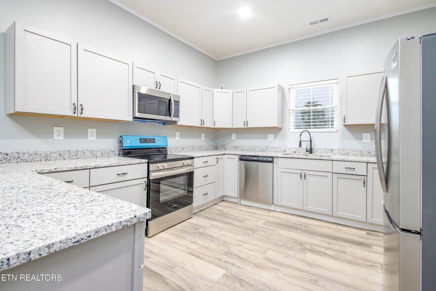 Building Photo - 224 E Quincy Ave